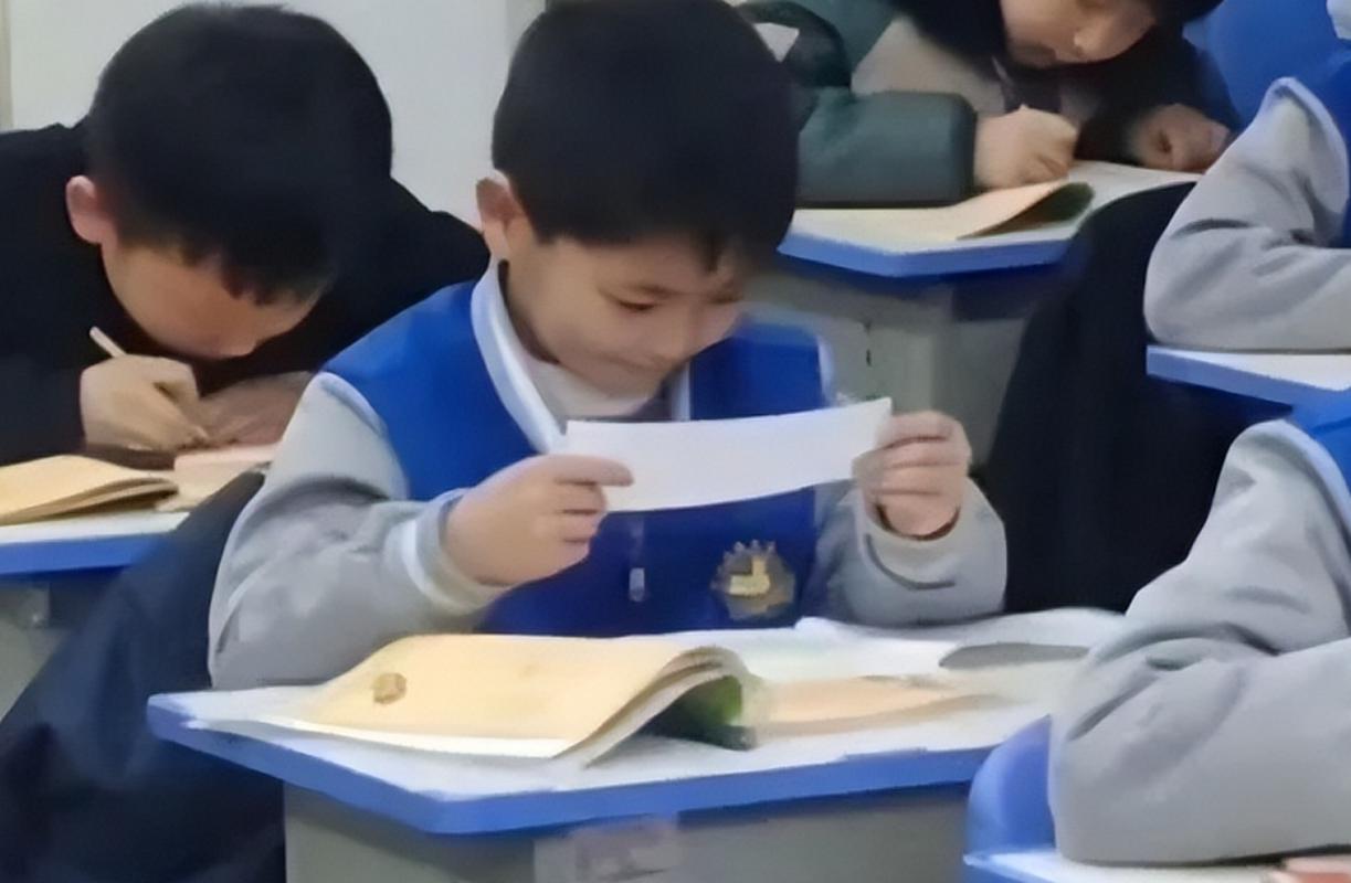 上课小动作大揭秘：那些年我们做过的事