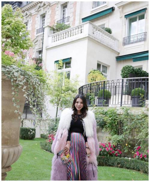 揭秘堕落贵妇:金钱、权力与欲望的残酷游戏