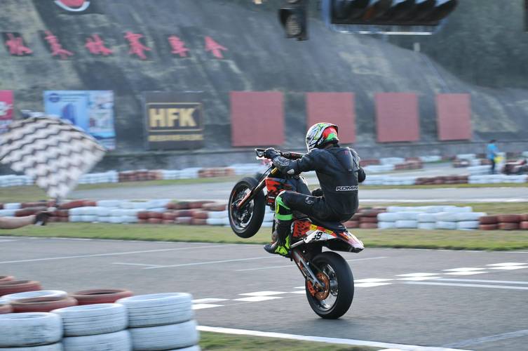 特技摩托车比赛视频:精彩瞬间,感受速度与力量的碰撞