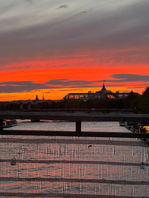 远方的巴黎日落：你在哪个角落，和谁一起？