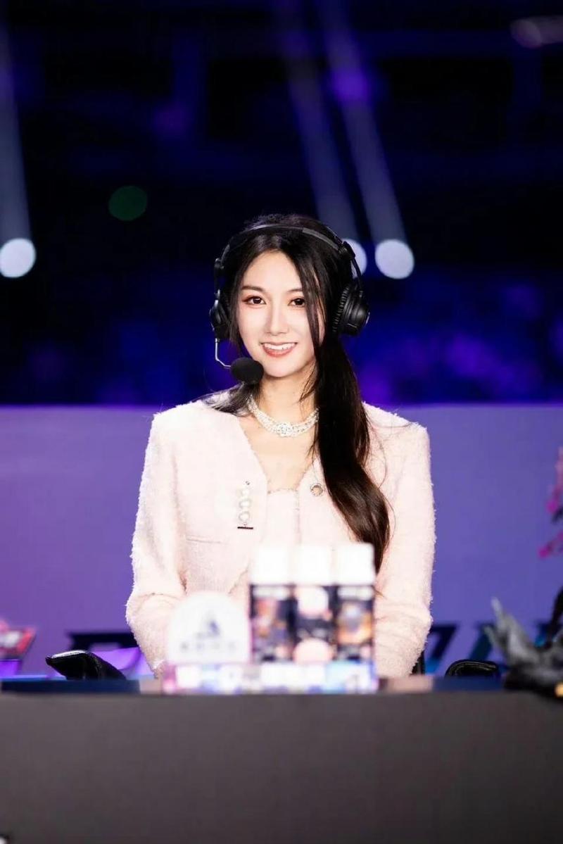 揭秘小苍LOL背后的故事:从游戏选手到商业大佬的蜕变