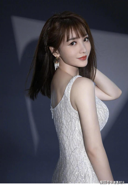 柳岩和谁上过床图疯传,当事人紧急回应!