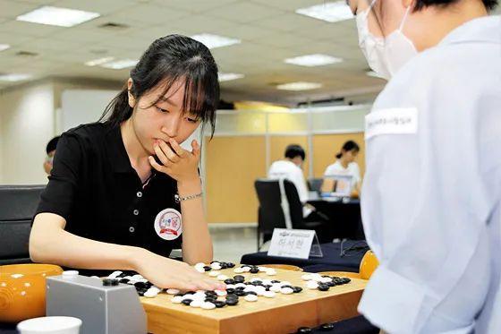 崩溃!被美女棋手团团围住,这该如何是好?