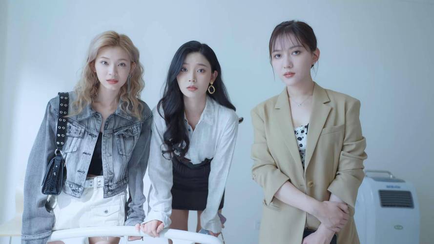 完蛋我被美女包围了全集:六位美女环绕的甜蜜生活