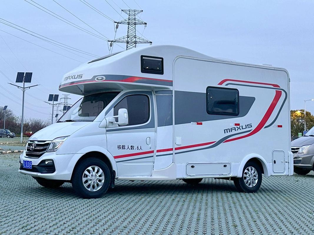 告别高房租:巴士改建房车,实现自由舒适的移动生活