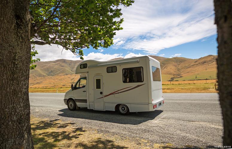 告别高房租:巴士改建房车,实现自由舒适的移动生活