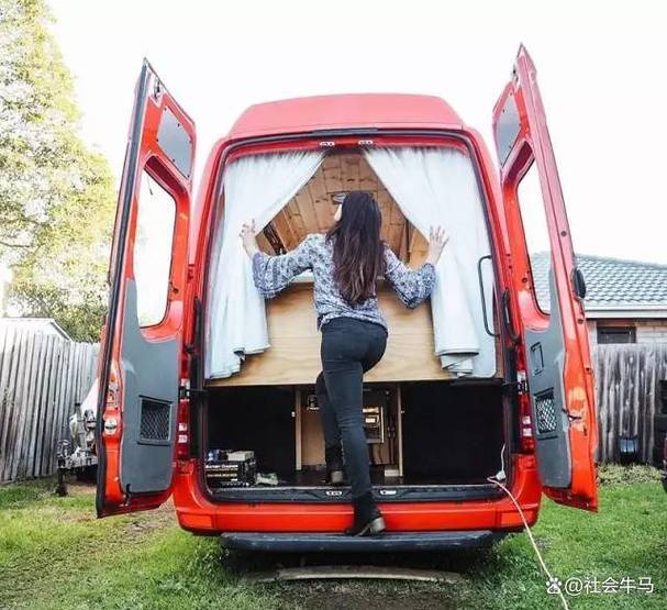 告别高房租:巴士改建房车,实现自由舒适的移动生活