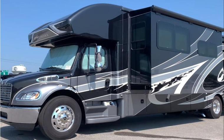 告别高房租:巴士改建房车,实现自由舒适的移动生活