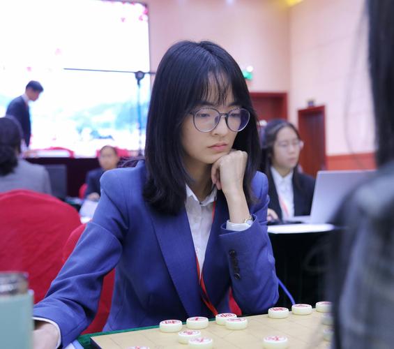 崩溃!被美女棋手团团围住,这该如何是好?