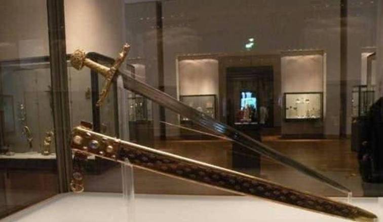 黄金之剑：揭秘查理大帝的传奇佩剑