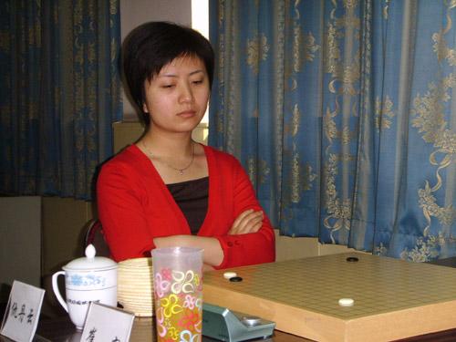 崩溃!被美女棋手团团围住,这该如何是好?
