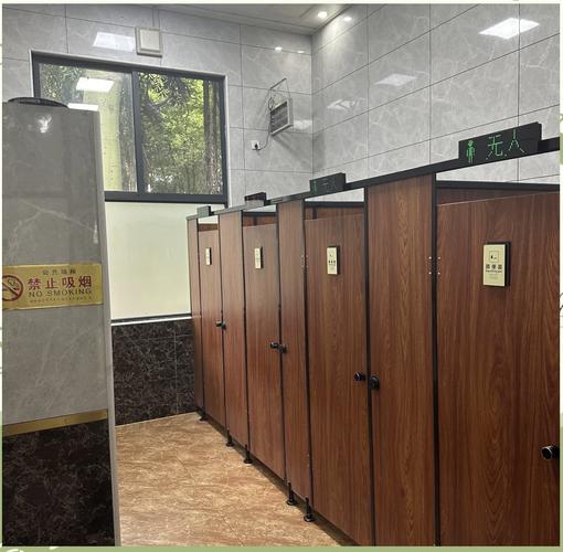 夏日小公园的厕所最新版本v1.30:高自由度模拟游戏