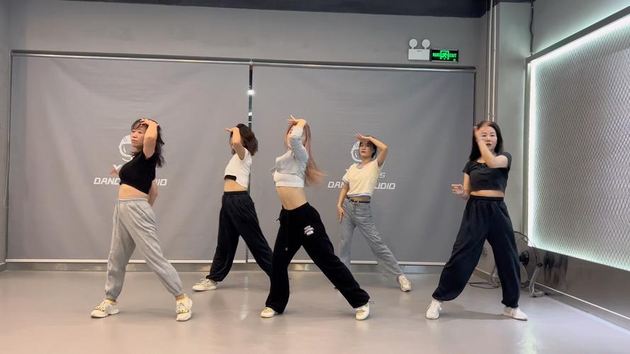 巫小萤官网：精彩直播、舞蹈视频一键直达