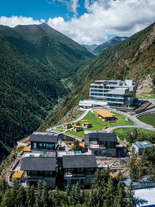 三个女孩的雪山别墅:最新做爱假期游戏体验分享