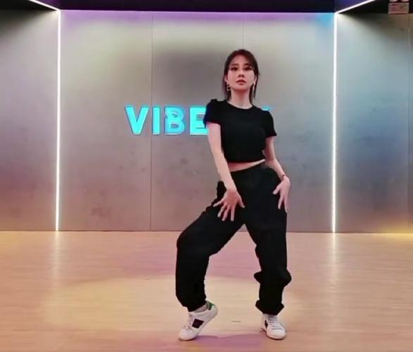 巫小萤官网：精彩直播、舞蹈视频一键直达