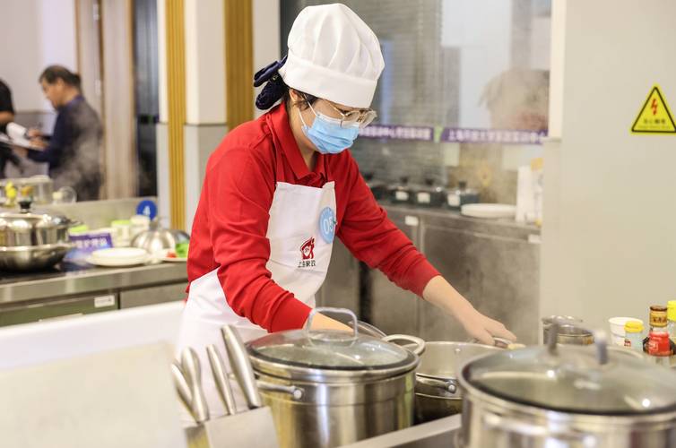 新保姆最新技能大比拼,哪位更胜一筹?