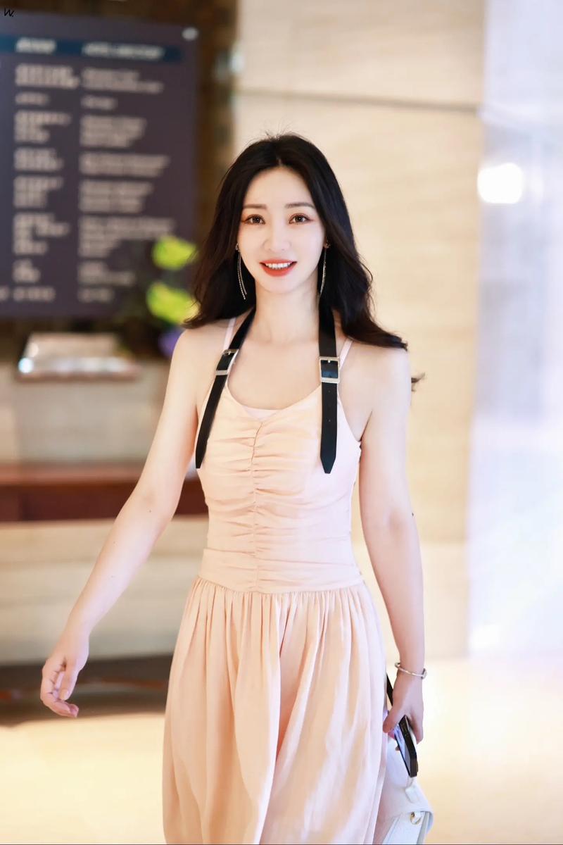 想当明星?成名之路V0.1更新地址带你实现梦想!