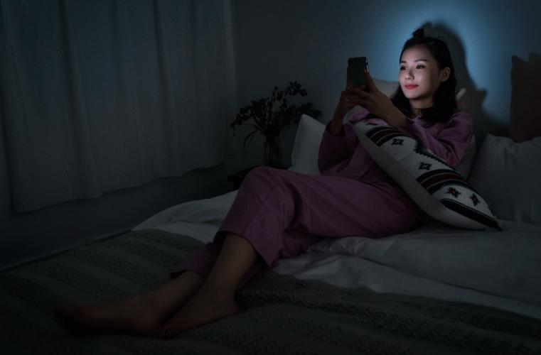 女大学生沉迷最新手游,学业生活全崩盘?