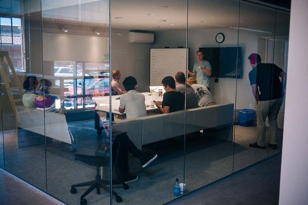 在员工室与JK度过的日常更新地址:安卓+PC版下载