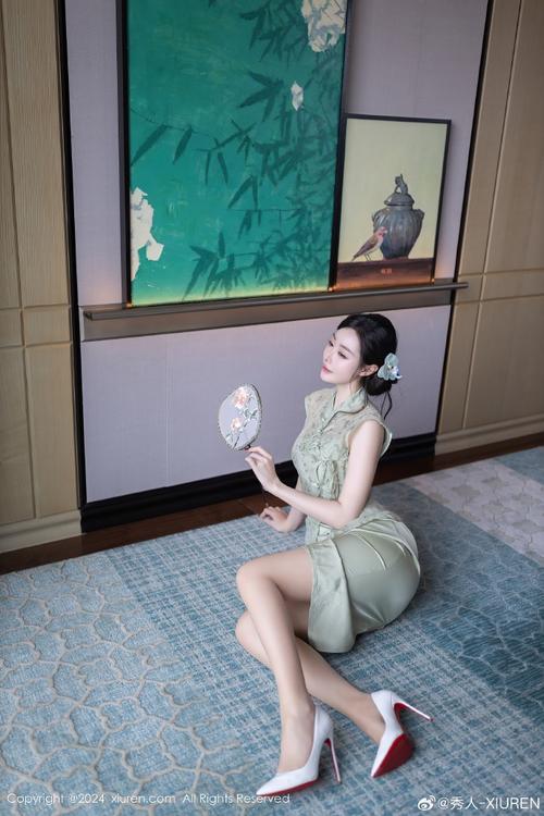 小逗逗最新COS照：职场风穿搭惊艳全场，气质满分！